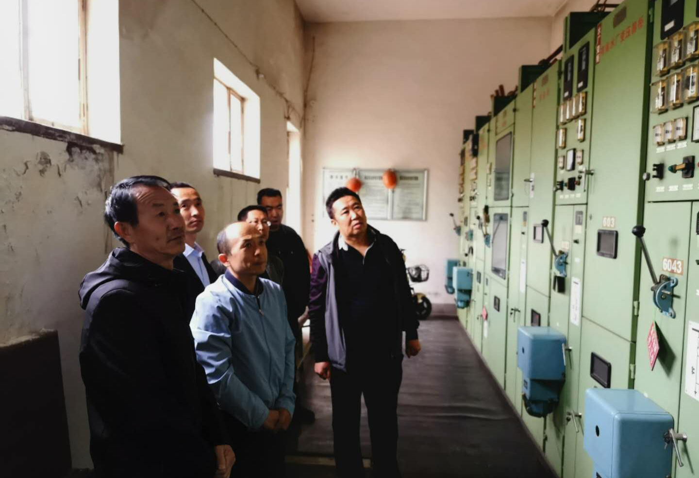 公司總經理王建人在供水、污水生產一線開展...